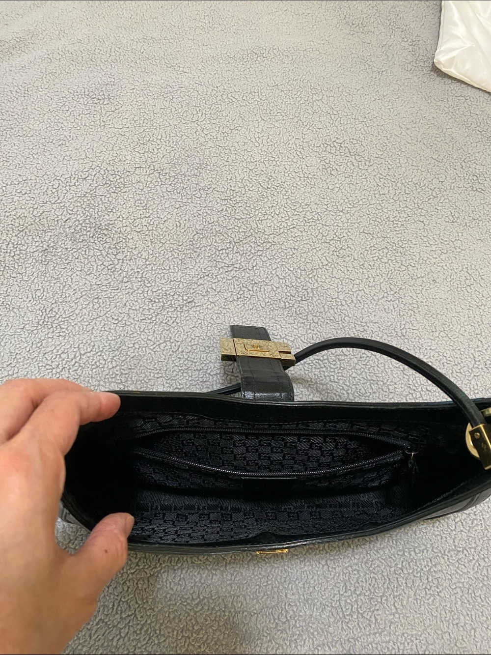 Gucci Black Leather Shoulder Bag with Gold G Buckle - Picture 8 of 15